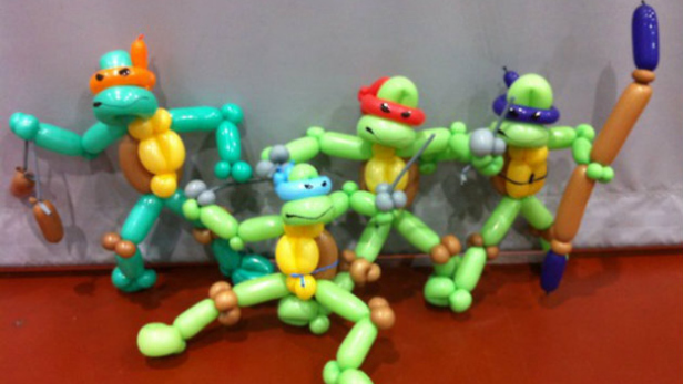 Vier Figuren der Teenage Mutant Ninja Turtles, geformt aus Ballons.