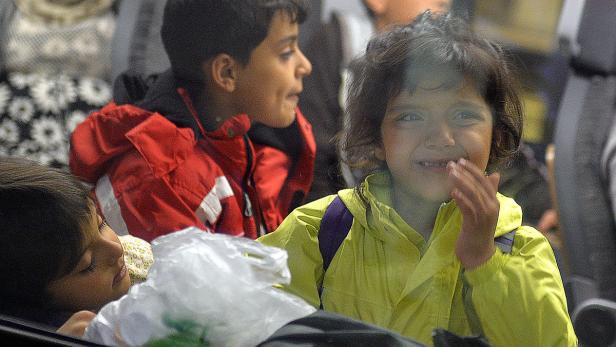 Flüchtlingskinder die auf der Durchreise nach Deutschland in Salzburg angekommen sind, am Salzburger Hauptbahnhof.