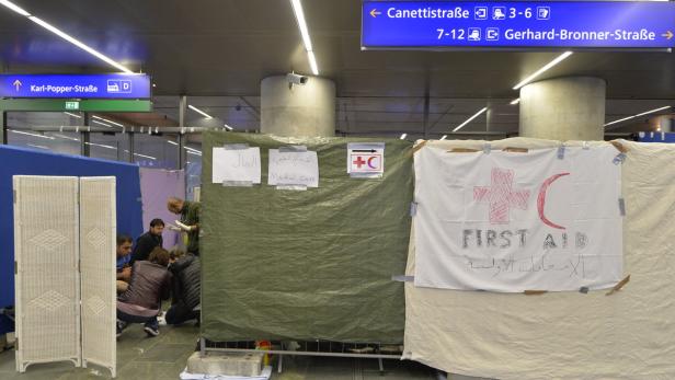 In einem improvisierten medizinischen Bereich werden Menschen versorgt.