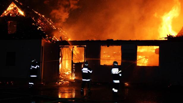 Feuerwehrleute bekämpfen einen Brand in einem Gebäude.