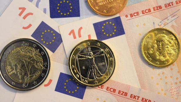 Verschiedene Euro-Münzen und ein Zehn-Euro-Schein liegen auf einem Tisch.