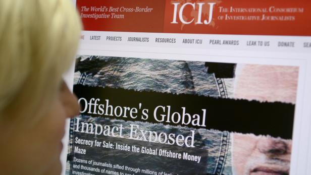 Eine Person betrachtet einen Artikel auf der ICIJ-Website über Offshore-Finanzaktivitäten.