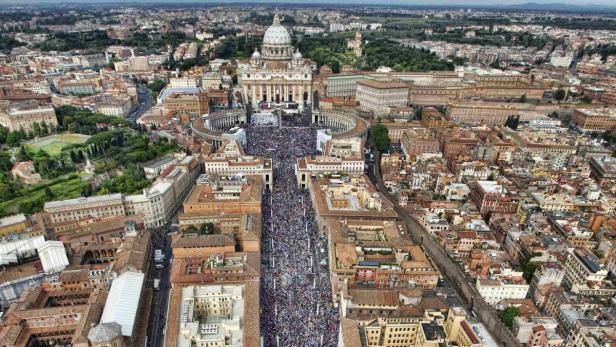An aerial view is seen of St. Peter&#039;s square in Vatican May 1, 2011. Pope John Paul II moves a step closer to sainthood on Sunday when his successor beatifies him before an expected crowd of several thousand people. REUTERS/ Massimo Sestini/Polizia di Stato (VATICAN - Tags: RELIGION) NO COMMERCIAL OR EDITORIAL SALES THIS IMAGE HAS BEEN SUPPLIED BY A THIRD PARTY. IT IS DISTRIBUTED, EXACTLY AS RECEIVED BY REUTERS, AS A SERVICE TO CLIENTS
