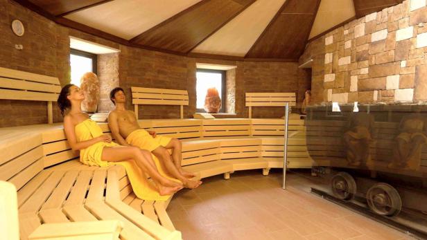 23 Prozent der Befragten flirten am liebsten in der Sauna. Klassisches Smalltalk-Thema sind der Aufguss und die Räumlichkeiten des Hotels. Immerhin bleibt kaum Platz für böse Überraschungen, wenn man den Urlaubsflirt gleich nackt sieht. Wer aber in der Sauna zu offensiv flirtet oder zu lange Blickkontakt sucht, gilt schnell als &quot;Lustmolch&quot;.