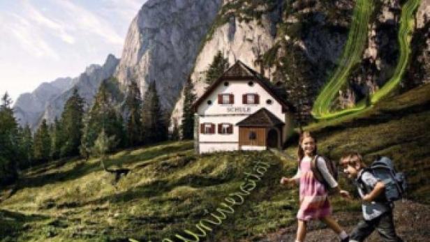 Zwei Kinder wandern auf einem Pfad in den Bergen an einem Haus vorbei.