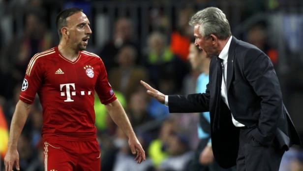 Franck Ribéry wird von Trainer Jupp Heynckes während eines Fußballspiels angesprochen.