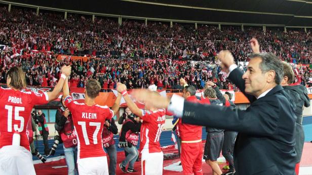Hände hoch: Nach dem hart umkämpften Sieg über Moldawien durften Teamchef Marcel Koller und seine Spieler schließlich doch mit dem Publikum im Happel-Stadion feiern.