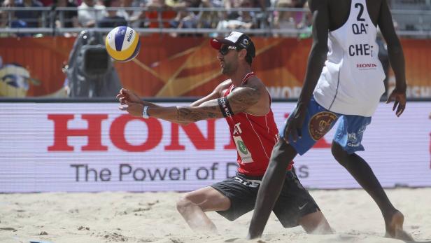 Ein Beachvolleyballspieler baggert den Ball während eines Spiels.