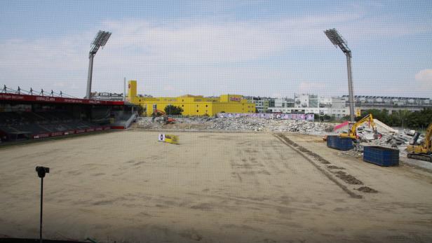 Favoritner Baustelle: Die Arbeiten in der Generali Arena sind nach knapp drei Wochen deutlich sichtbar
