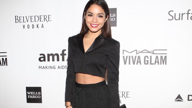 Vanessa Hudgens posiert auf einer Veranstaltung vor Sponsorenlogos.