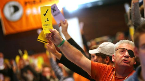 Mitglieder der Piratenpartei stimmen am 24.11.2012 in Bochum (Nordrhein-Westfalen) über Anträge ab. Die Piraten-Partei ist zu einem zweitägigen Programmparteitag zusammengekommen, um die Bundestagswahl 2013 vorzubereiten. Foto: Oliver Berg/dpa +++(c) dpa - Bildfunk+++