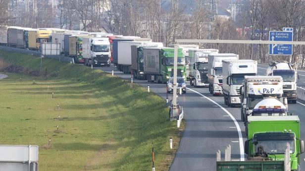 Die Lkw-Lawine durch Tirol soll durch das sektorale Fahrverbot um 200.000 Fahrzeuge reduziert werden
