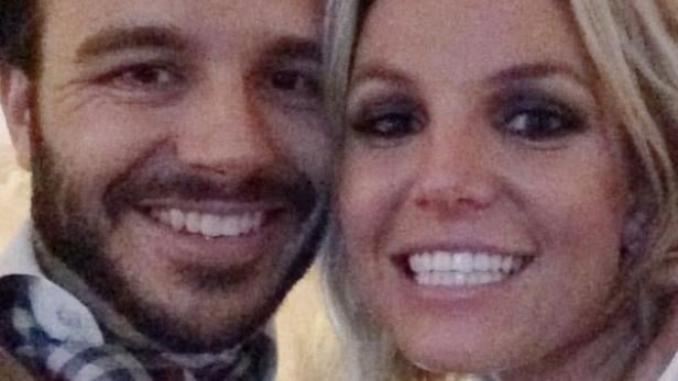 Britney Spears macht ein Selfie mit einem Mann.