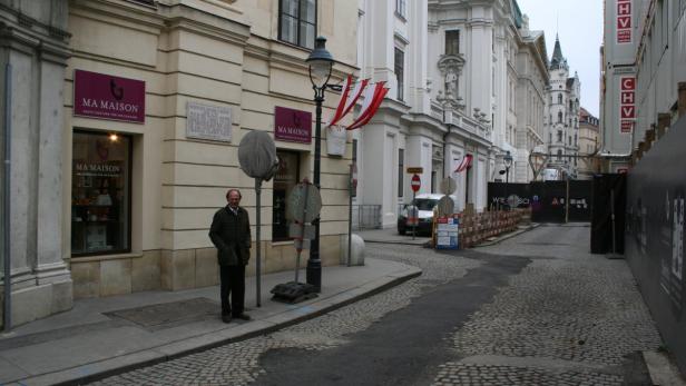 Ulrich Steinleitner vor seinem Geschäft in der Dauerbaustelle