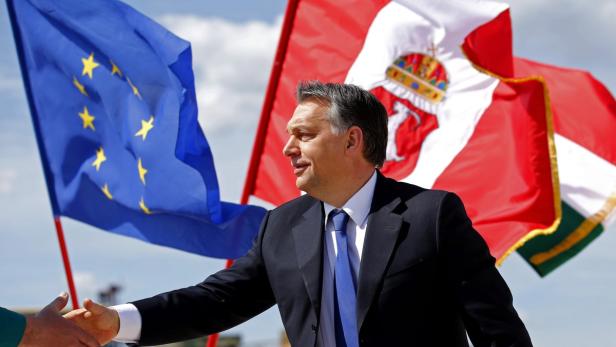 Ungarns Premier Viktor Orban (im Bild bei der Eröffnung des Budapester Werks des deutschen Konzerns Knorr-Bremse im Vorjahr) zog sich mit der Erfindung neuer „Krisensteuern“ und Sonderabgaben den Zorn ausländischer Investoren zu.