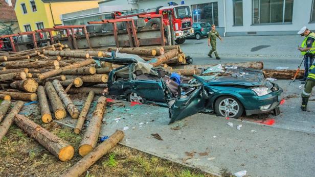 Schwere Stämme zerdrückten den Pkw des Ehepaares