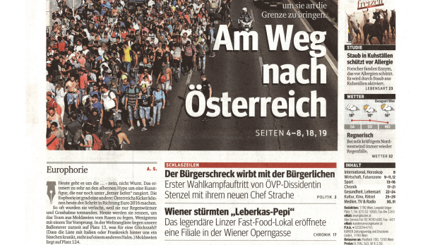 Eine Menschenmenge ist auf dem Weg nach Österreich.