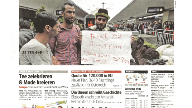Menschen halten Schilder mit der Aufschrift „Thank you Austrian“ und „Danke schön Syrien“.