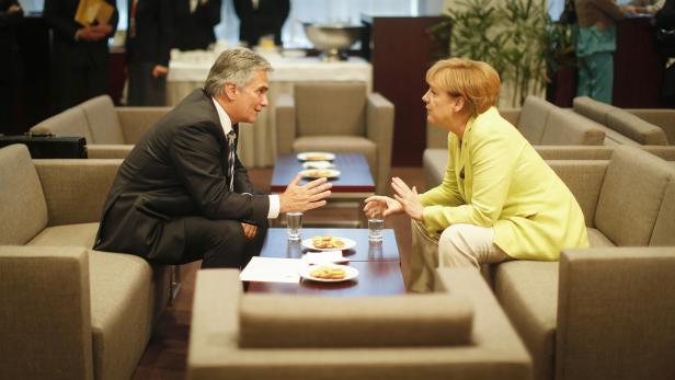Was tun gegen die Krise: Investieren oder sparen? Kanzler Werner Faymann und Deutschlands Angela Merkel bei EU-Sondergipfel im Juli