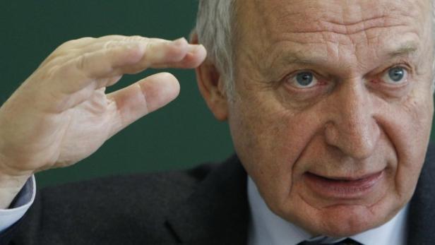 Head of Austria&#039;s economic institute for advanced studies IHS Bernhard Felderer gestures during a news conference in Vienna, November 30, 2010. REUTERS/Lisi Niesner (AUSTRIA - Tags: POLITICS BUSINESS)