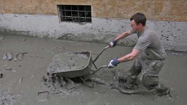 Aufräumarbeiten nach dem Hochwasser im Juni 2013.