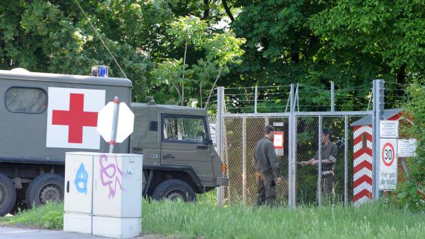 APA12674474 - 10052013 - WIEN - ÖSTERREICH: Ein Sanitätswagen des Bundesheeres fährt auf das Gelände des Heeresspital in Wien-Stammersdorf aufgenommen am Freitag, 10. Mai 2013. Der am 21.12.2012 im Jemen entführte Österreicher Dominik N. und das ebenfalls entführte finnische Ehepaar befinden sich laut Krisenstab des österreichischen Außenministeriums im Heeresspital in Wien-Stammersdorf. APA-FOTO: HERBERT PFARRHOFER