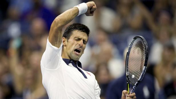 Novak Đoković jubelt mit geballter Faust und Tennisschläger in der Hand.