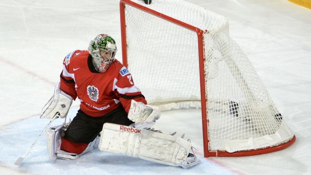 APA12680178 - 10052013 - HELSINKI - FINNLAND: IIHF EISHOCKEY-WELTMEISTERSCHAFT GRUPPE H - Keeper Bernhard Starkbaum (AUT) kassiert das 0:1 am Freitag, 10. Mai 2013, während der Begegnung zwischen Österreich und der Slowakei in der Hartwall-Arena in Helsinki. +++EDITORIAL USE ONLY+++ APA-FOTO: HELMUT FOHRINGER