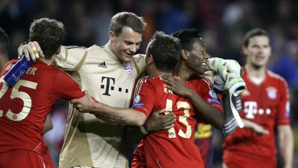 Spieler des FC Bayern München feiern gemeinsam auf dem Fußballfeld.