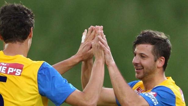 Zwei Fußballspieler in gelb-blauen Trikots geben sich ein High-Five.