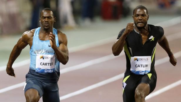 Zwei Sprinter, Carter und Gatlin, laufen auf einer Bahn um die Wette.