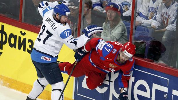 Finland&#039;s Petri Kontiola (L) checks Russia&#039;s Alexander Radulov against the glass during their 2013 IIHF Ice Hockey World Championship preliminary round match at the Hartwall Arena in Helsinki May 10, 2013. REUTERS/Grigory Dukor (FINLAND - Tags: SPORT ICE HOCKEY)