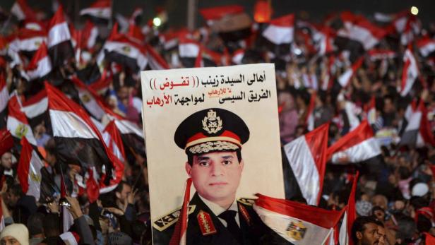 Supporters of Egypt's army chief General Abdel Fat