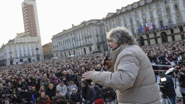 Five-Star Movement activist and comedian Beppe Grillo (C) gestures during a rally in Turin February 16, 2013. REUTERS/Giorgio Perottino (ITALY - Tags: POLITICS ELECTIONS)