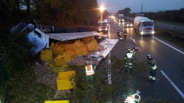 Unfall Westautobahn ,Sattelschlepper mit Putenflei…