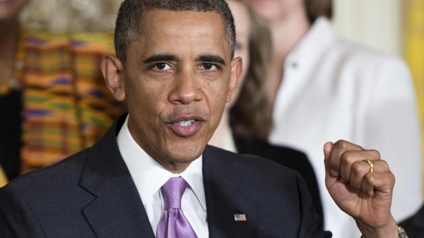 Barack Obama gestikuliert während einer Rede.