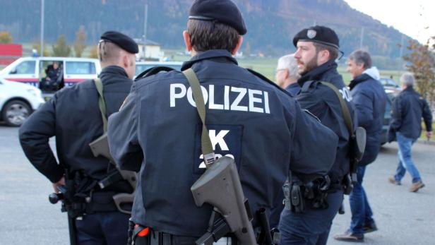 Die Polizei kreiste den Flüchtigen in einem Waldgebiet bei St. Ulrich ein, bis dieser seine Waffe ablegte und sich widerstandslos festnehmen ließ.