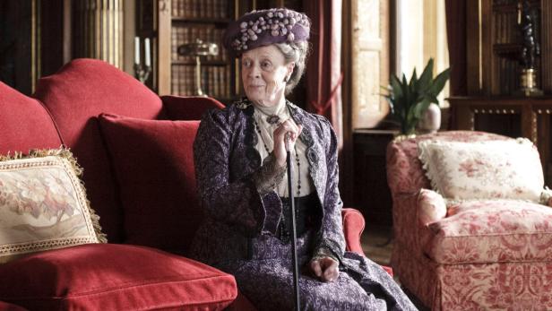 Die alte Lady Violet (Maggie Smith) ist über vieles „not amused“.