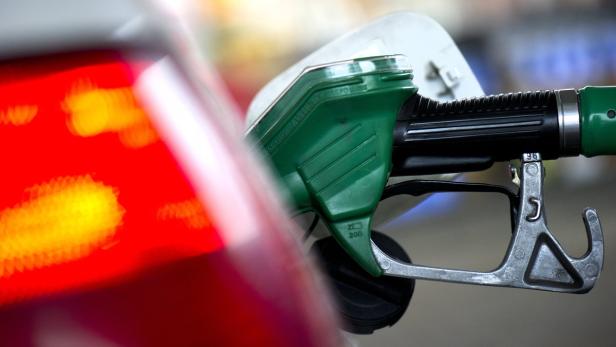 Eine Zapfpistole steckt in einem Auto, um es zu betanken.