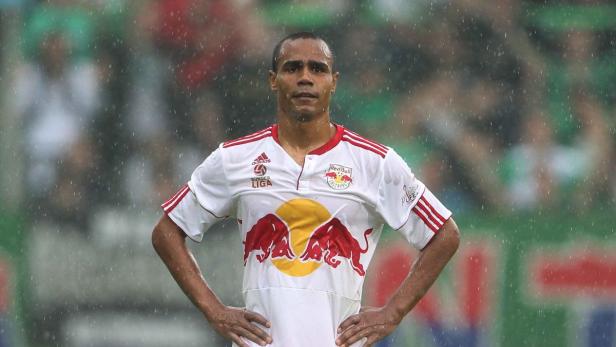 Ein Fußballspieler von Red Bull Salzburg steht im Regen auf dem Spielfeld.