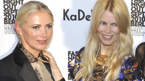 Zwei Frauen, darunter Claudia Schiffer, posieren auf einer Veranstaltung im Jahr 2010.