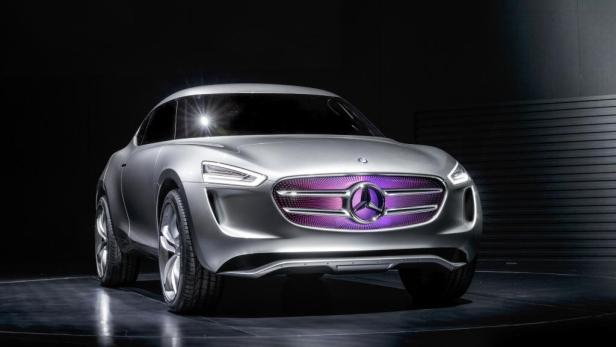 Ein silberfarbenes Mercedes-Benz-Konzeptfahrzeug mit einem lila beleuchteten Kühlergrill.
