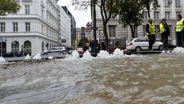 Nach Angaben der Wiener Polizei hat sich die Fahrbahn im Bereich des Wasserrohrbruchs gehoben und die Straße sei auf einer Länge von bis zu sechs Meter aufgerissen.