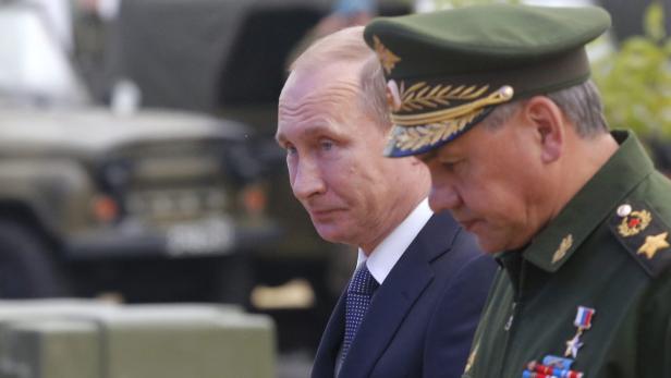 Wladimir Putin und ein russischer General bei einer Militärparade.