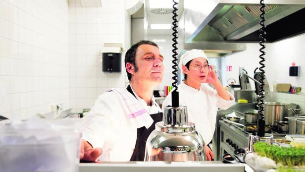 In Magdas Kantine in der Ankerbrotfabrik finden Arbeitslose und Flüchtlinge Arbeit.