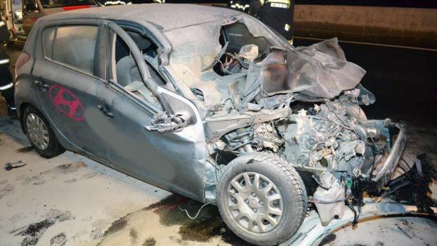 Ein schwer beschädigter grauer Hyundai nach einem Unfall.