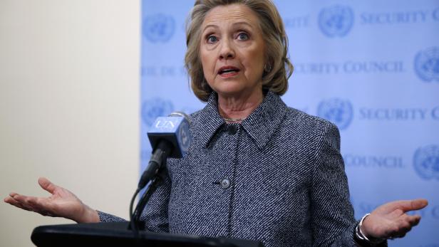 So sah Hillary Clinton früher aus - bedeckte Farben und hochgeschlossene Outfits dominierten.