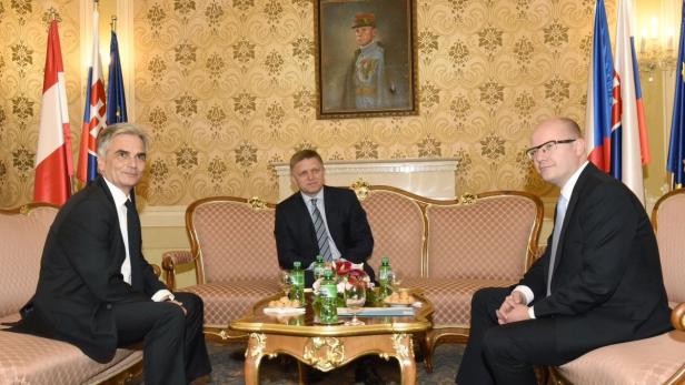 Bundeskanzler Werner Faymann, der slowakische Premierminister Robert Fico (m.) und der tschechischen Premierminister Bohuslav Sobotka