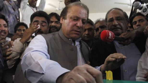Nawaz Sharif, leader of the Pakistan Muslim League - Nawaz (PML-N) political party, casts his vote for the general election at a polling station in Lahore May 11, 2013. A string of militant attacks cast a long shadow over Pakistan&#039;s general election on Saturday, but millions still turned out to vote in a landmark test of the troubled country&#039;s democracy. REUTERS/Mohsin Raza (PAKISTAN - Tags: POLITICS ELECTIONS)