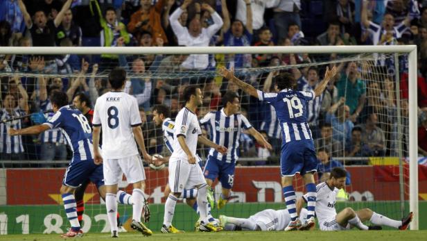 Espanyol&#039;s players celebrate a goal against Real Madrid during their Spanish First division soccer league match at Cornella-El Prat stadium, near Barcelona May 11, 2013. REUTERS/Albert Gea (SPAIN - Tags: SPORT SOCCER)
